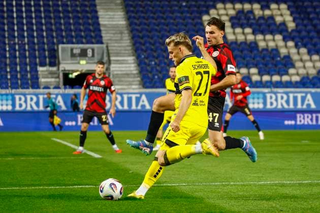 24.10.2025, xavx, Fussball 3.Liga, SV Wehen Wiesbaden - Alemannia Aachen v.l. David Suarez (SV Wehen Wiesbaden), Mika Schroers (Alemannia Aachen) (DFL DFB REGULATIONS PROHIBIT ANY USE OF PHOTOGRAPHS as IMAGE SEQUENCES and or QUASI-VIDEO) Wiesbaden