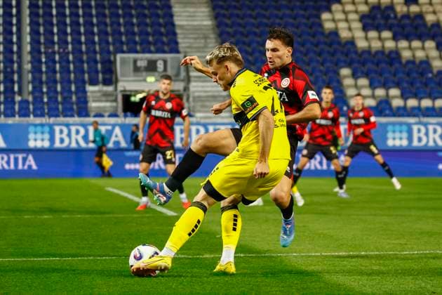 24.10.2025, xavx, Fussball 3.Liga, SV Wehen Wiesbaden - Alemannia Aachen v.l. David Suarez (SV Wehen Wiesbaden), Mika Schroers (Alemannia Aachen) (DFL DFB REGULATIONS PROHIBIT ANY USE OF PHOTOGRAPHS as IMAGE SEQUENCES and or QUASI-VIDEO) Wiesbaden