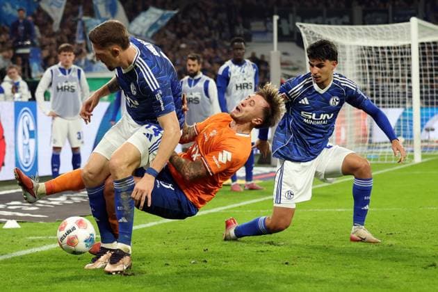 24.10.2025, xrekx, Fussball 2.Bundesliga, FC Schalke 04 - SV Darmstadt 98 v.l. Foulspiel Janik Bachmann (FC Schalke 04) an Luca Marseiler (SV Darmstadt 98) Mertcan Ayhan (FC Schalke 04) (DFL DFB REGULATIONS PROHIBIT ANY USE OF PHOTOGRAPHS as IMAGE SEQUENCES and or QUASI-VIDEO) Gelsenkirchen