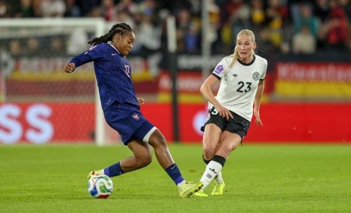 DEU, Düsseldorf, Deutschland vs Frankreich, UEFA Women s Nations League, UEFA, Saison 2526, Merkur Spiel-Arena, Halbfinale, Hinspiel im Bild v.l.n.r: Marie-Antoinette Katoto (Frankreich), Camilla Küver (Deutschland, VfL Wolfsburg) DFB DFL REGULATIONS PROHIBIT ANY USE OF PHOTOGRAPHS AS IMAGE SEQUENCES AND OR QUASI-VIDEO, 24.10.2025 Copyright: HMBxMedia HendrikxHamelau