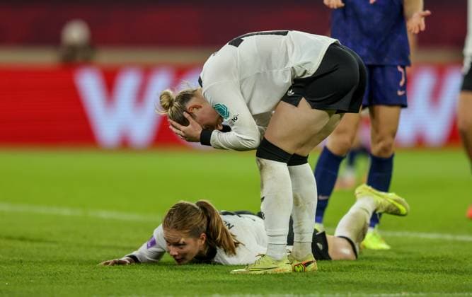 DEU, Düsseldorf, Deutschland vs Frankreich, UEFA Women s Nations League, UEFA, Saison 2526, Merkur Spiel-Arena, Halbfinale, Hinspiel im Bild: Sjoeke Nüsken (Deutschland, FC Chelsea) lässt die große Chance liegen, Franziska Kett (Deutschland, FC Bayern München), Enttäuschung DFB DFL REGULATIONS PROHIBIT ANY USE OF PHOTOGRAPHS AS IMAGE SEQUENCES AND OR QUASI-VIDEO, 24.10.2025 Copyright: HMBxMedia HendrikxHamelau