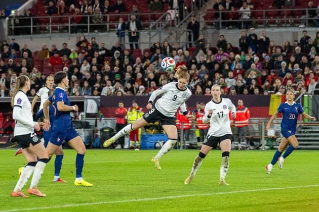 24.10.2025, Fussball: Laenderspiel, WomenÂ s Nations League, Halbfinale, Runde 1 von 2, Saison 2025 2026, Deutschland - Frankreich in der Merkur Spiel-Arena in Duesseldorf. Sjoeke Nuesken (Deutschland, 09) setzt den Kopfball neben das Tor. Wichtiger Hinweis: Gemaess den Vorgaben der FIFA bzw. der UEFA ist es untersagt, in dem Stadion und oder vom Spiel angefertigte Fotoaufnahmen in Form von Sequenzbildern und oder videoaehnlichen Fotostrecken zu verwerten bzw. verwerten zu lassen. Foto: Kirchner-Media Thomas Haesler Copyright: xKirchner-Media ThomasxHaeslerx