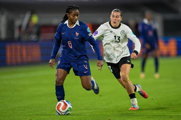 24.10.2025, Fussball: Laenderspiel, WomenÂ s Nations League, Halbfinale, Runde 1 von 2, Saison 2025 2026, Deutschland - Frankreich in der Merkur Spiel-Arena in Duesseldorf. Zweikampf zwischenOriane Jean Francois (Frankreich, 06) und Carlotta Wamser (Deutschland, 13). Wichtiger Hinweis: Gemaess den Vorgaben der FIFA bzw. der UEFA ist es untersagt, in dem Stadion und oder vom Spiel angefertigte Fotoaufnahmen in Form von Sequenzbildern und oder videoaehnlichen Fotostrecken zu verwerten bzw. verwerten zu lassen. Foto: Kirchner-Media Thomas Haesler Copyright: xKirchner-Media ThomasxHaeslerx