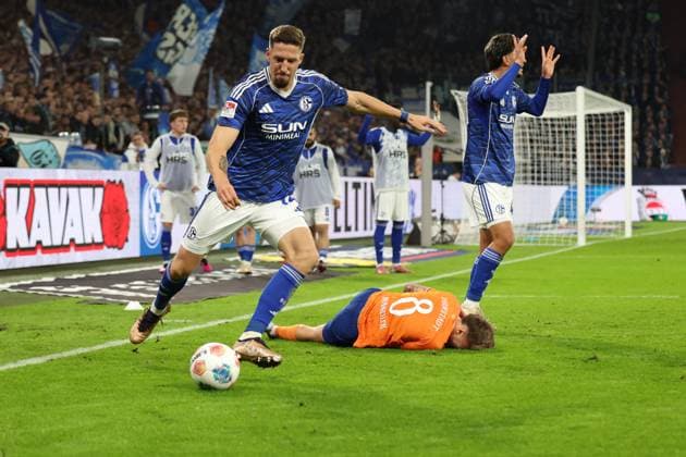 24.10.2025, xrekx, Fussball 2.Bundesliga, FC Schalke 04 - SV Darmstadt 98 v.l. Foulspiel Janik Bachmann (FC Schalke 04) an Luca Marseiler (SV Darmstadt 98) Mertcan Ayhan (FC Schalke 04) (DFL DFB REGULATIONS PROHIBIT ANY USE OF PHOTOGRAPHS as IMAGE SEQUENCES and or QUASI-VIDEO) Gelsenkirchen