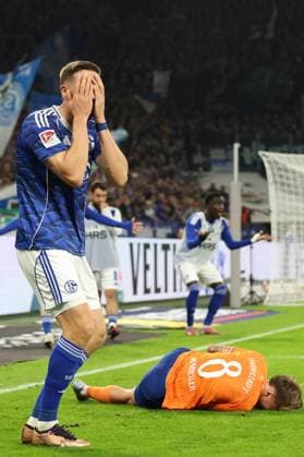 24.10.2025, xrekx, Fussball 2.Bundesliga, FC Schalke 04 - SV Darmstadt 98 v.l. Foulspiel Janik Bachmann (FC Schalke 04) an Luca Marseiler (SV Darmstadt 98) (DFL DFB REGULATIONS PROHIBIT ANY USE OF PHOTOGRAPHS as IMAGE SEQUENCES and or QUASI-VIDEO) Gelsenkirchen