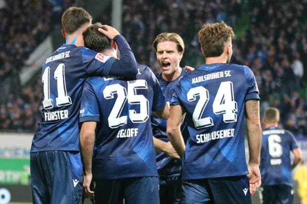 24.10.2025, xpfrx, Fussball 2.Bundesliga, SpVgg Greuther Fuerth - Karlsruher SC v.l. Torjubel nach dem Tor zum celebrating the goal celebrate 0:2 durch Lilian Egloff (Karlsruher SC KSC) (DFL DFB REGULATIONS PROHIBIT ANY USE OF PHOTOGRAPHS as IMAGE SEQUENCES and or QUASI-VIDEO) Fuerth