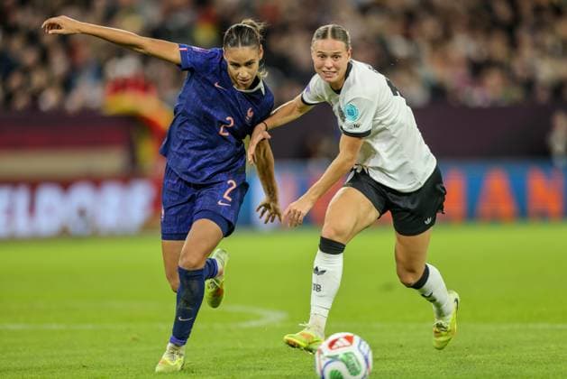 DEU, Düsseldorf, Deutschland vs Frankreich, UEFA Women s Nations League, UEFA, Saison 2526, Merkur Spiel-Arena, Halbfinale, Hinspiel im Bild v.l.n.r: MaÃ«lle Lakrar (Frankreich), Klara Bühl (Deutschland, FC Bayern München), Zweikampf DFB DFL REGULATIONS PROHIBIT ANY USE OF PHOTOGRAPHS AS IMAGE SEQUENCES AND OR QUASI-VIDEO, 24.10.2025 *** DEU, Düsseldorf, Germany vs France, UEFA Women s Nations League, UEFA, season 2526, Merkur Spiel Arena, semi-final, first leg in the picture from l n r Maëlle Lakrar France , Klara Bühl Germany, FC Bayern Munich , duel DFB DFL REGULATIONS PROHIBIT ANY USE OF PHOTOGRAPHS AS IMAGE SEQUENCES AND OR QUASI VIDEO, 24 10 2025 Copyright: HMBxMedia HendrikxHamelau