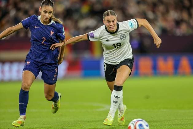 DEU, Düsseldorf, Deutschland vs Frankreich, UEFA Women s Nations League, UEFA, Saison 2526, Merkur Spiel-Arena, Halbfinale, Hinspiel im Bild v.l.n.r: Maëlle Lakrar (Frankreich), Klara Bühl (Deutschland, FC Bayern München), Zweikampf DFB DFL REGULATIONS PROHIBIT ANY USE OF PHOTOGRAPHS AS IMAGE SEQUENCES AND OR QUASI-VIDEO, 24.10.2025 Copyright: HMBxMedia HendrikxHamelau