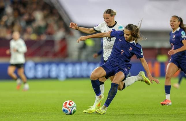 DEU, Düsseldorf, Deutschland vs Frankreich, UEFA Women s Nations League, UEFA, Saison 2526, Merkur Spiel-Arena, Halbfinale, Hinspiel im Bild v.l.n.r: Klara Bühl (Deutschland, FC Bayern München), Maëlle Lakrar (Frankreich) DFB DFL REGULATIONS PROHIBIT ANY USE OF PHOTOGRAPHS AS IMAGE SEQUENCES AND OR QUASI-VIDEO, 24.10.2025 Copyright: HMBxMedia HendrikxHamelau