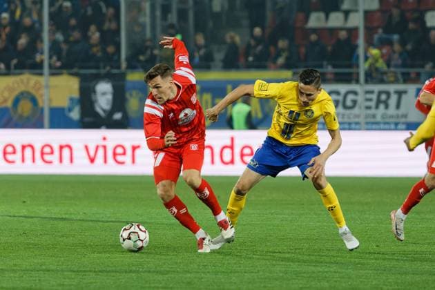 Marius Hauptmann (HFC, 23), Ayodele Adetula (Lok, 11), Hallescher FC vs. 1.FC Lok Leipzig, Fussball, RL Nordost, 13. Spieltag, Saison 2025 26, 24.10.2025 Halle Leuna Chemie Stadion ST Deutschland