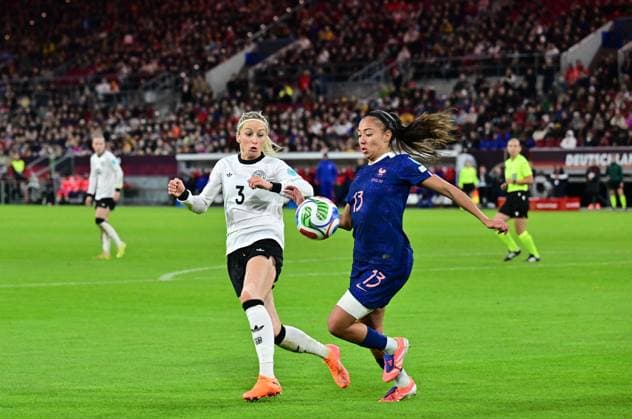 24.10.2025; Duesseldorf; Fussball, Frauen, Saison 2025 2026, UEFA Nations-League, Halbfinale, Deutschland vs. Frankreich Zweikampf zwischen v. li. Kathrin Hendrich (Deutschland), Selma Bacha (Frankreich) DFL regulations prohibit any use of photographs as image sequences and or quasi-video. Merkur-Spiel-Arena NRW Deutschland