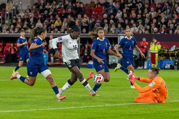 24.10.2025, Fussball: Laenderspiel, WomenÂ s Nations League, Halbfinale, Runde 1 von 2, Saison 2025 2026, Deutschland - Frankreich in der Merkur Spiel-Arena in Duesseldorf. Nicole Anyomi (Deutschland, 16) setzt den Ball ueber das Tor. Wichtiger Hinweis: Gemaess den Vorgaben der FIFA bzw. der UEFA ist es untersagt, in dem Stadion und oder vom Spiel angefertigte Fotoaufnahmen in Form von Sequenzbildern und oder videoaehnlichen Fotostrecken zu verwerten bzw. verwerten zu lassen. Foto: Kirchner-Media Thomas Haesler Copyright: xKirchner-Media ThomasxHaeslerx
