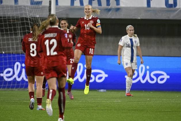 Danish Pernille Harder (10) and teammates Emma Snerle (8), Stine Sandbech (12) and Mille Gejl celebrating after Harder s 0-3 goal during women s Nations s League football match Finland vs Denmark in Tampere, Finland on 24th October, 2025. Finnish Nea Lehtola is on the right. Tampere Finland LKFTJK20251024194820VNZW  Copyright: xAnttixAimo-Koivistox LKFTJK20251024194820VNZW