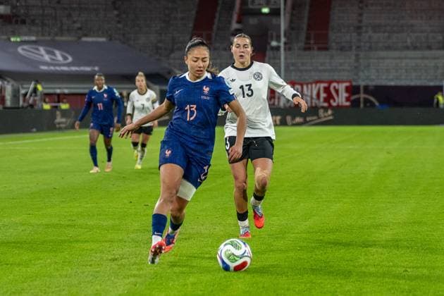 24.10.2025, Fussball: Laenderspiel, WomenÂ s Nations League, Halbfinale, Runde 1 von 2, Saison 2025 2026, Deutschland - Frankreich in der Merkur Spiel-Arena in Duesseldorf. Zweikampf zwischen Selma Bacha (Frankreich, 13) und Carlotta Wamser (Deutschland, 13). Wichtiger Hinweis: Gemaess den Vorgaben der FIFA bzw. der UEFA ist es untersagt, in dem Stadion und oder vom Spiel angefertigte Fotoaufnahmen in Form von Sequenzbildern und oder videoaehnlichen Fotostrecken zu verwerten bzw. verwerten zu lassen. Foto: Kirchner-Media Thomas Haesler Copyright: xKirchner-Media ThomasxHaeslerx