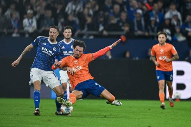 24.10.2025, Fussball, 2. Bundesliga, Saison 2025 2026, 10. Spieltag, FC Schalke 04 - SV Darmstadt, Janik Bachmann (FC Schalke 04), Fraser Hornby (SV Darmstadt) xRHR-FOTO YYx