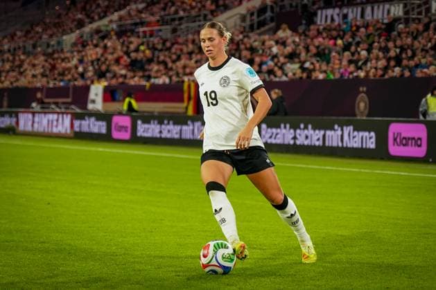 Fussball UEFA Womens Nations League 2024 25, Halbfinale - Deutschland vs Frankreich - Merkur Spiel-Arena (Düsseldorf): Klara Bühl Klara Buhl (Deutschland, 19) Sponsor Bande Klarna Copyright: xJOERANxSTEINSIEKx