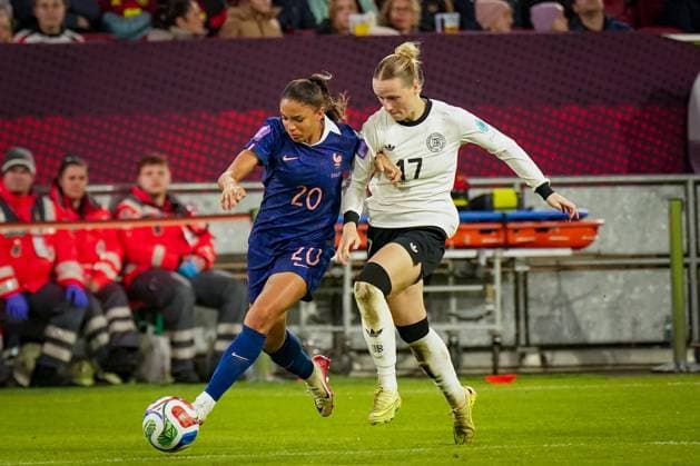 Fussball UEFA Womens Nations League 2024 25, Halbfinale - Deutschland vs Frankreich - Merkur Spiel-Arena (Düsseldorf): Delphine Cascarino (Frankreich, 20) Franziska Kett (Deutschland, 17) Düsseldorf Nordrhein-Westfalen Deutschland Copyright: xJOERANxSTEINSIEKx