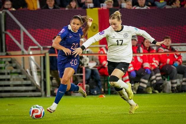 Fussball UEFA Womens Nations League 2024 25, Halbfinale - Deutschland vs Frankreich - Merkur Spiel-Arena (Düsseldorf): Delphine Cascarino (Frankreich, 20) Franziska Kett (Deutschland, 17) Düsseldorf Nordrhein-Westfalen Deutschland Copyright: xJOERANxSTEINSIEKx