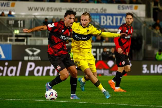 24.10.2025, xavx, Fussball 3.Liga, SV Wehen Wiesbaden - Alemannia Aachen v.l. David Suarez (SV Wehen Wiesbaden), Lars Gindorf (Alemannia Aachen) (DFL DFB REGULATIONS PROHIBIT ANY USE OF PHOTOGRAPHS as IMAGE SEQUENCES and or QUASI-VIDEO) Wiesbaden