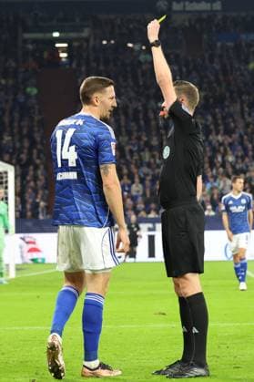24.10.2025, xrekx, Fussball 2.Bundesliga, FC Schalke 04 - SV Darmstadt 98 v.l. Schiedsrichter Referee Michael Bacher zeigt Janik Bachmann (FC Schalke 04) die Gelbe Karte (DFL DFB REGULATIONS PROHIBIT ANY USE OF PHOTOGRAPHS as IMAGE SEQUENCES and or QUASI-VIDEO) Gelsenkirchen