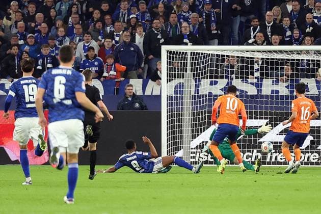 24.10.2025, xrekx, Fussball 2.Bundesliga, FC Schalke 04 - SV Darmstadt 98 v.l. Torchance Moussa Sylla (FC Schalke 04) Parade Marcel Schuhen (SV Darmstadt 98) (DFL DFB REGULATIONS PROHIBIT ANY USE OF PHOTOGRAPHS as IMAGE SEQUENCES and or QUASI-VIDEO) Gelsenkirchen