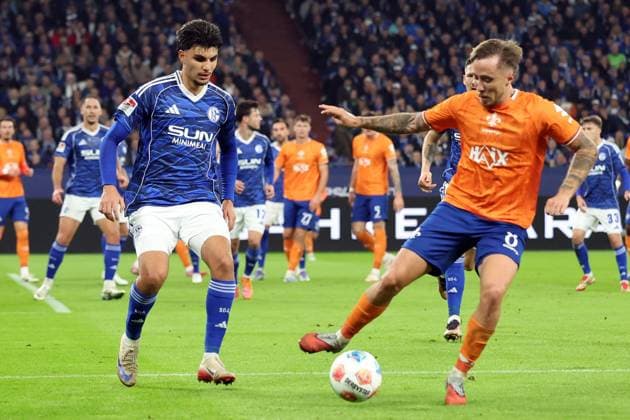24.10.2025, xrekx, Fussball 2.Bundesliga, FC Schalke 04 - SV Darmstadt 98 v.l. Mertcan Ayhan (FC Schalke 04) Luca Marseiler (SV Darmstadt 98) Zweikampf, Aktion, action, battle for the ball (DFL DFB REGULATIONS PROHIBIT ANY USE OF PHOTOGRAPHS as IMAGE SEQUENCES and or QUASI-VIDEO) Gelsenkirchen