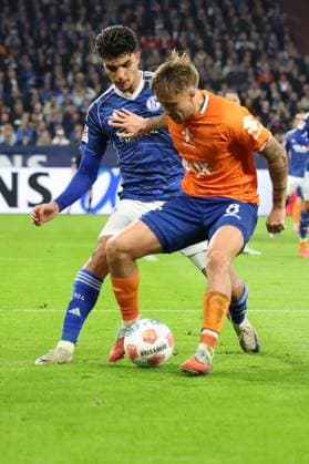 24.10.2025, xrekx, Fussball 2.Bundesliga, FC Schalke 04 - SV Darmstadt 98 v.l. Mertcan Ayhan (FC Schalke 04) Luca Marseiler (SV Darmstadt 98) Zweikampf, Aktion, action, battle for the ball (DFL DFB REGULATIONS PROHIBIT ANY USE OF PHOTOGRAPHS as IMAGE SEQUENCES and or QUASI-VIDEO) Gelsenkirchen
