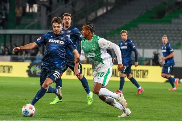 Lilian Egloff 25 (Karlsruher SC) im Duell mit David Abrangao (SpvVgg Greuther Fuerth) 40, SpVgg Greuther Fuerth vs. Karlsruher SC, Fussball, Maenner, DFL, 2. Bundesliga, Saison 2025 2026, Sportpark Ronhof Thomas Sommer, 10. Spieltag, 24.10.2025 Fuerth Bayern Deutschland