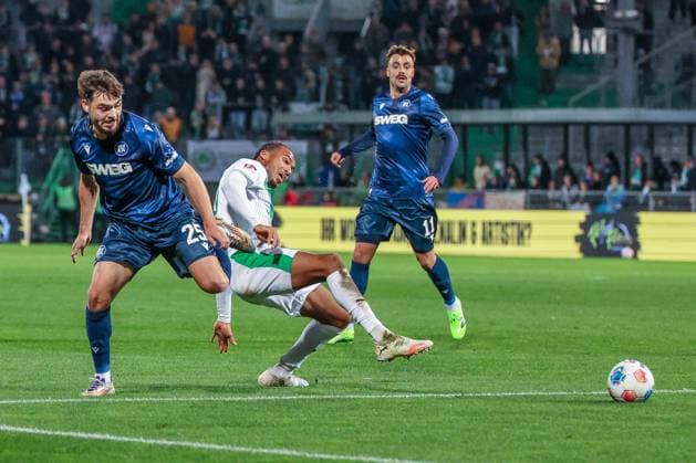 Lilian Egloff 25 (Karlsruher SC) im Duell mit David Abrangao (SpvVgg Greuther Fuerth) 40, SpVgg Greuther Fuerth vs. Karlsruher SC, Fussball, Maenner, DFL, 2. Bundesliga, Saison 2025 2026, Sportpark Ronhof Thomas Sommer, 10. Spieltag, 24.10.2025 Fuerth Bayern Deutschland