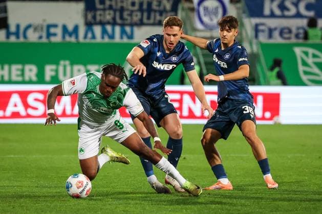 Noel Futkeu 9 (Spvgg Greuther Fuerth) wird von Christoph Kobald 22 (Karlsruher SC) gefoult, mit Rafael Pinto Pedrosa 36 (Karlsruher SC), SpVgg Greuther Fuerth vs. Karlsruher SC, Fussball, Maenner, DFL, 2. Bundesliga, Saison 2025 2026, Sportpark Ronhof Thomas Sommer, 10. Spieltag, 24.10.2025 Fuerth Bayern Deutschland