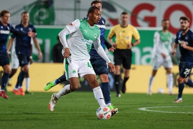 David Abrangao 40 (SpVgg Greuther Fuerth) in Aktion, SpVgg Greuther Fuerth vs. Karlsruher SC, Fussball, Maenner, DFL, 2. Bundesliga, Saison 2025 2026, Sportpark Ronhof Thomas Sommer, 10. Spieltag, 24.10.2025 Fuerth Bayern Deutschland