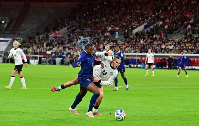 24.10.2025; Duesseldorf; Fussball, Frauen, Saison 2025 2026, UEFA Nations-League, Halbfinale, Deutschland vs. Frankreich Zweikampf zwischen v. li. Kadidiatou Diani (Frankreich), Carlotta Wamser (Deutschland) DFL regulations prohibit any use of photographs as image sequences and or quasi-video. Merkur-Spiel-Arena NRW Deutschland