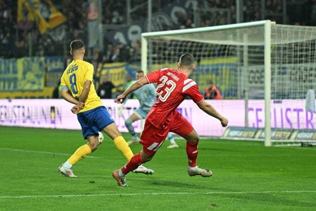 Fußball I Herren I Saison 2025-2026 I Regionalliga I 13. Spieltag I Hallescher FC - 1. FC Lokomotive Leipzig I 24.10.2025 Farid Abderrahmane (8, 1. FC Lokomotive Leipzig) kann den Pass in die Mitte von Marius Hauptmann (23, Hallescher FC) nicht verhindern, Torvorlage durch Hartmann Halle (Saale) Leuna-Chemie-Stadion Sachsen-Anhalt Deutschland Copyright: xLobeca InesxHähnelx
