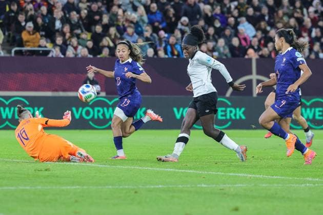Fußball Frauen UEFA Womens Nations League Halbfinale Deutschland - Frankreich am 24.10.2025 in der Merkurs Spiel-Arena in Düsseldorf Nicole Anyomi ( Deutschland ) vergibt eine Großchance DFB regulations prohibit any use of photographs as image sequences and or quasi-video.