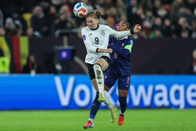 Fußball Frauen UEFA Womens Nations League Halbfinale Deutschland - Frankreich am 24.10.2025 in der Merkurs Spiel-Arena in Düsseldorf Sjoeke Nüsken ( Deutschland ), links - Grace Geyoro ( Frankreich ), rechts DFB regulations prohibit any use of photographs as image sequences and or quasi-video.