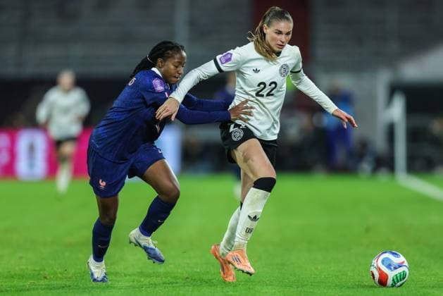 Fußball Frauen UEFA Womens Nations League Halbfinale Deutschland - Frankreich am 24.10.2025 in der Merkurs Spiel-Arena in Düsseldorf Oriane Jean-Francois ( Frankreich ), links - Jule Brand ( Deutschland ), rechts DFB regulations prohibit any use of photographs as image sequences and or quasi-video.