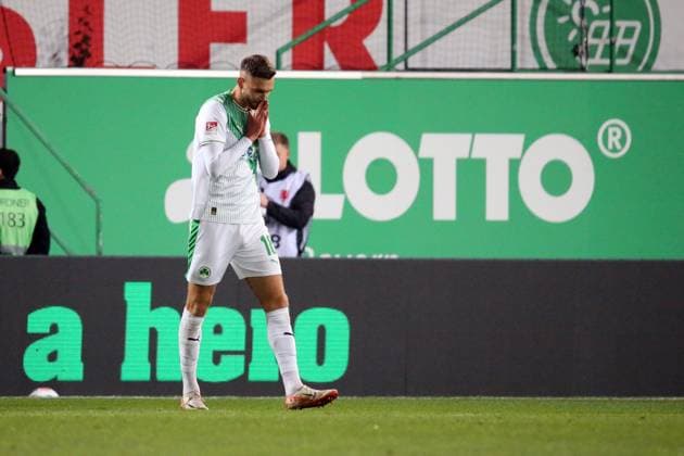 24.10.2025, xpfrx, Fussball 2.Bundesliga, SpVgg Greuther Fuerth - Karlsruher SC v.l. Felix Higl (Greuther Fürth Fuerth) Enttäuscht, traurig, frustriert (DFL DFB REGULATIONS PROHIBIT ANY USE OF PHOTOGRAPHS as IMAGE SEQUENCES and or QUASI-VIDEO) Fuerth