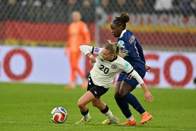 Zweikampf, Spielszene, Duell, duel, tackle, tackling, Dynamik, Action, Elisa Senß (DFB-Frauen , Deutschland,20 ) Sandy Baltimore (Frankreich, 17), 24.10.2025, Düsseldorf (Deutschland), Fussball,FIFA Womens World Cup 2027 Semi Finale - DFB Frauen - Frankreich