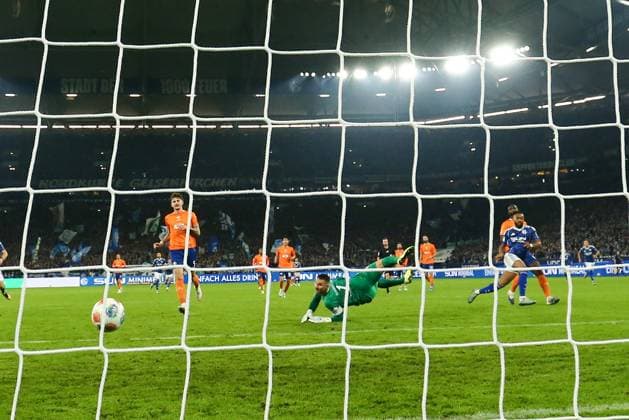 Gelsenkirchen, Veltins Arena, 24.10.25, GER, Herren, 2. Bundesliga, Saison 2025 - 2026, FC Schalke 04 - SV Darmstadt 98, Tor zum 1:0 durch Moussa Sylla (FC Schalke 04) DFB DFL REGULATIONS PROHIBIT ANY USE OF PHOTOGRAPHS AS IMAGE SEQUENCES AND OR QUASI-VIDEO.