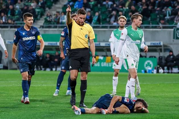 Referee Schiedsrichter Eric Weisbach entscheidet auf Eckball, Rafael Pinto Pedrosa 36 (Karlsruher SC) liegt am Boden, SpVgg Greuther Fuerth vs. Karlsruher SC, Fussball, Maenner, DFL, 2. Bundesliga, Saison 2025 2026, Sportpark Ronhof Thomas Sommer, 10. Spieltag, 24.10.2025 Fuerth Bayern Deutschland