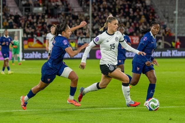 24.10.2025, Fussball: Laenderspiel, WomenÂ s Nations League, Halbfinale, Runde 1 von 2, Saison 2025 2026, Deutschland - Frankreich in der Merkur Spiel-Arena in Duesseldorf. Zweikampf zwischen Selma Bacha (Frankreich, 13) und Selina Cerci (Deutschland, 15). Wichtiger Hinweis: Gemaess den Vorgaben der FIFA bzw. der UEFA ist es untersagt, in dem Stadion und oder vom Spiel angefertigte Fotoaufnahmen in Form von Sequenzbildern und oder videoaehnlichen Fotostrecken zu verwerten bzw. verwerten zu lassen. Foto: Kirchner-Media Thomas Haesler Copyright: xKirchner-Media ThomasxHaeslerx