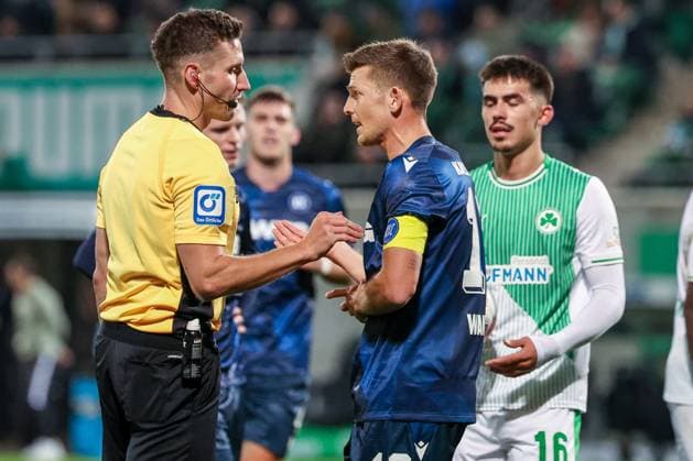 Referee Schiedsrichter Eric Weisbach diskutiert mit +kl10+, SpVgg Greuther Fuerth vs. Karlsruher SC, Fussball, Maenner, DFL, 2. Bundesliga, Saison 2025 2026, Sportpark Ronhof Thomas Sommer, 10. Spieltag, 24.10.2025 Fuerth Bayern Deutschland