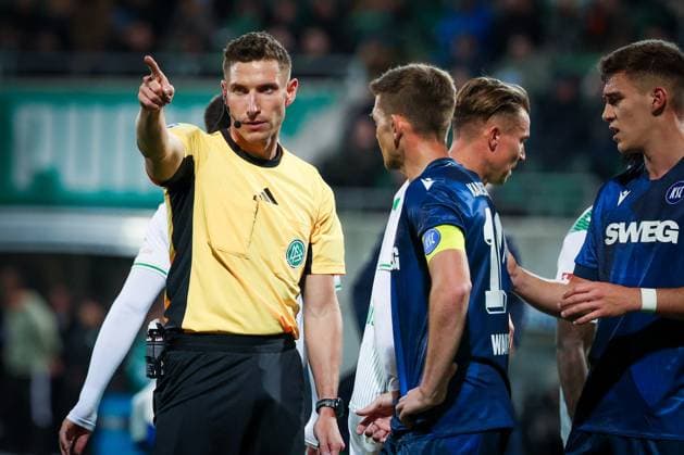 Referee Schiedsrichter Eric Weisbach zeigt an, dass es einen Eckball gibt, SpVgg Greuther Fuerth vs. Karlsruher SC, Fussball, Maenner, DFL, 2. Bundesliga, Saison 2025 2026, Sportpark Ronhof Thomas Sommer, 10. Spieltag, 24.10.2025 Fuerth Bayern Deutschland