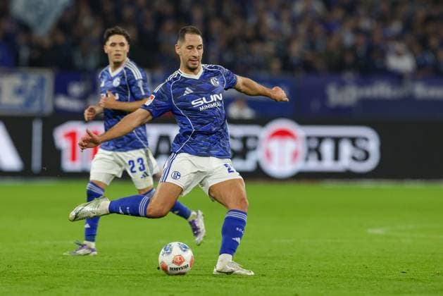 Gelsenkirchen, Deutschland, 24.10.25: Nikola Katic (FC Schalke 04) in Aktion, am Ball, Einzelaktion während des Spiels der 2. Bundesliga zwischen FC Schalke 04 - SV Darmstadt 98 in der Veltins-Arena am 24. October 2025 in Gelsenkirchen, Deutschland. Gelsenkirchen Veltins-Arena Germany