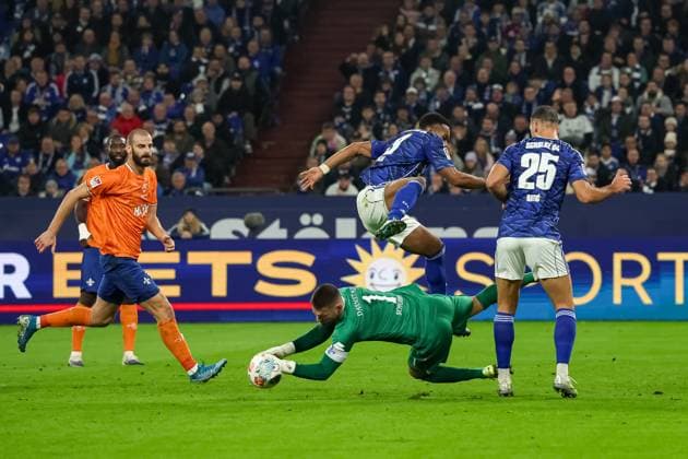 Gelsenkirchen, Deutschland, 24.10.25: Moussa Sylla (FC Schalke 04), Torwart Marcel Schuhen (SV Darmstadt 98) und Nikola Katic (FC Schalke 04) im Kampf um den Ball während des Spiels der 2. Bundesliga zwischen FC Schalke 04 - SV Darmstadt 98 in der Veltins-Arena am 24. October 2025 in Gelsenkirchen, Deutschland. Gelsenkirchen Veltins-Arena Germany