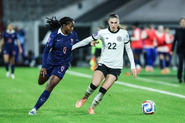 Fussball, UEFA Women™s Nations League Saison 2025 2026 Halbfinale - Hinspiel Deutschland - Frankreich 24.10.2025, MERKUR SPIEL-ARENA Oriane Jean-Francois (Frankreich, 6) Jule Brand (Deutschland, 22) Düsseldorf MERKUR SPIEL-ARENA Nordrhein-Westfalen Deutschland