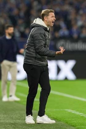Gelsenkirchen, Deutschland, 24.10.25: Trainer Florian Kohfeldt (SV Darmstadt 98) gestikuliert, Gestik während des Spiels der 2. Bundesliga zwischen FC Schalke 04 - SV Darmstadt 98 in der Veltins-Arena am 24. October 2025 in Gelsenkirchen, Deutschland. Gelsenkirchen Veltins-Arena Germany