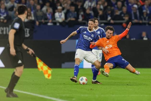 Gelsenkirchen, Deutschland, 24.10.25: Janik Bachmann (FC Schalke 04) und Fraser Hornby (SV Darmstadt 98) im Kampf um den Ball während des Spiels der 2. Bundesliga zwischen FC Schalke 04 - SV Darmstadt 98 in der Veltins-Arena am 24. October 2025 in Gelsenkirchen, Deutschland. Gelsenkirchen Veltins-Arena Germany
