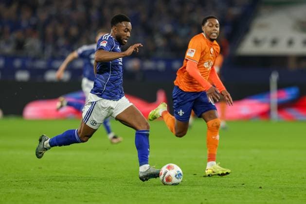 Gelsenkirchen, Deutschland, 24.10.25: Moussa Sylla (FC Schalke 04) in Aktion, am Ball, Einzelaktion während des Spiels der 2. Bundesliga zwischen FC Schalke 04 - SV Darmstadt 98 in der Veltins-Arena am 24. October 2025 in Gelsenkirchen, Deutschland. Gelsenkirchen Veltins-Arena Germany