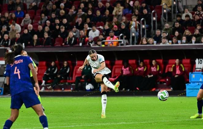 24.10.2025; Duesseldorf; Fussball, Frauen, Saison 2025 2026, UEFA Nations-League, Halbfinale, Deutschland vs. Frankreich Tor zum 1-0; Klara Buehl (Deutschland) zieht ab und trifft zum 1-0 DFL regulations prohibit any use of photographs as image sequences and or quasi-video. Merkur-Spiel-Arena NRW Deutschland